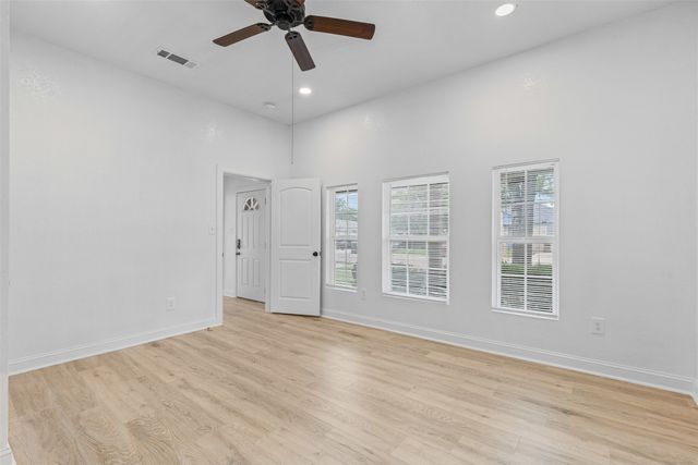 512 E Willingham Street, Cleburne, TX 76031