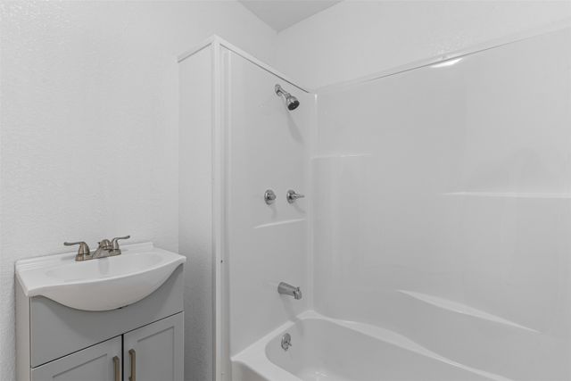 512 E Willingham Street, Cleburne, TX 76031