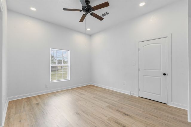 512 E Willingham Street, Cleburne, TX 76031