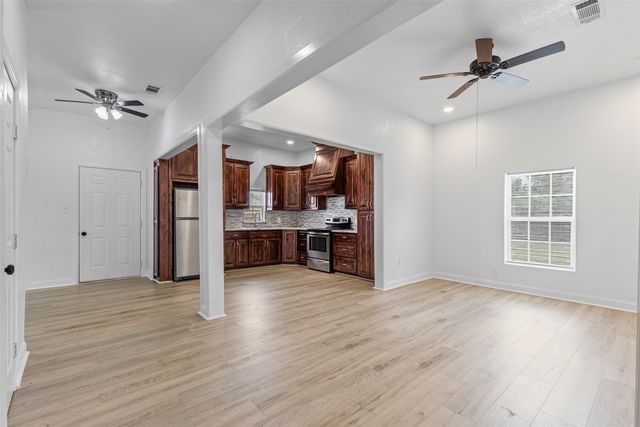 512 E Willingham Street, Cleburne, TX 76031