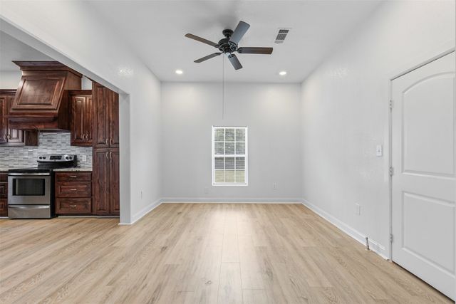 512 E Willingham Street, Cleburne, TX 76031