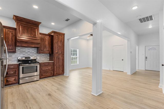 512 E Willingham Street, Cleburne, TX 76031