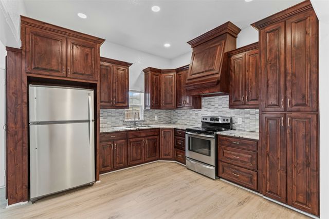 512 E Willingham Street, Cleburne, TX 76031
