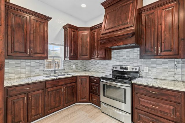 512 E Willingham Street, Cleburne, TX 76031