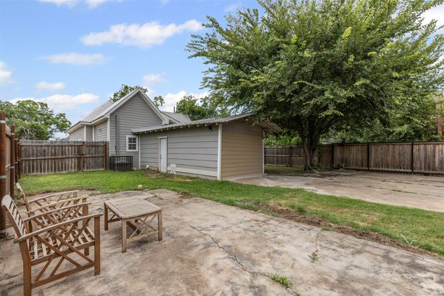 512 E Willingham Street, Cleburne, TX 76031