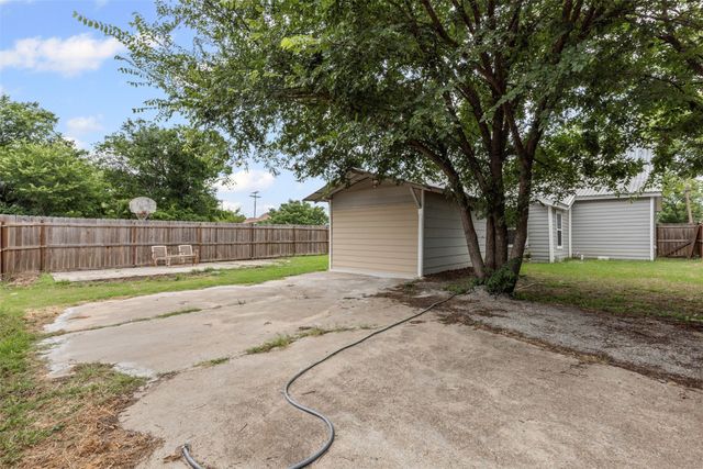 512 E Willingham Street, Cleburne, TX 76031
