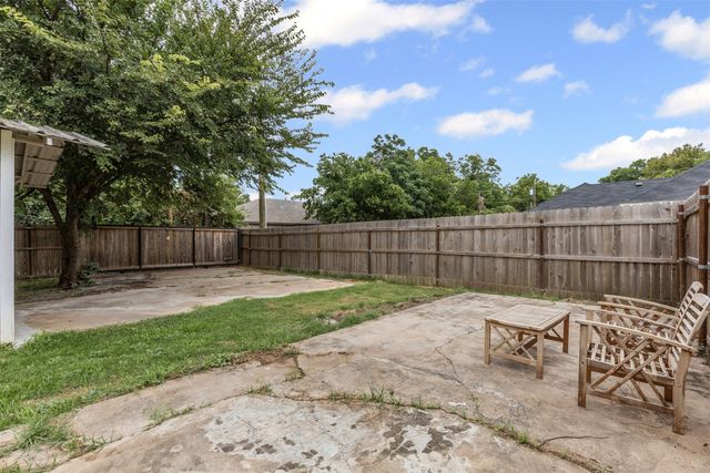 512 E Willingham Street, Cleburne, TX 76031