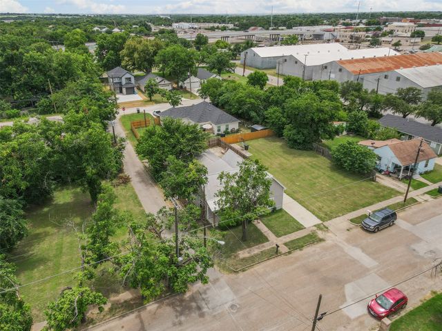 512 E Willingham Street, Cleburne, TX 76031
