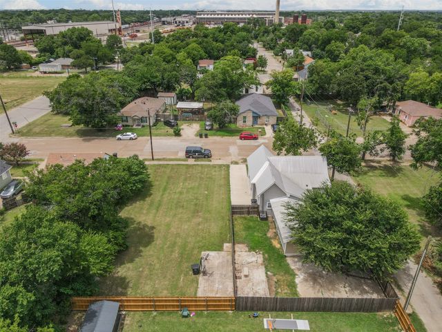 512 E Willingham Street, Cleburne, TX 76031
