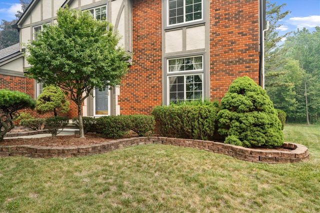 25872 Hunt Club Boulevard, Farmington, MI 48335