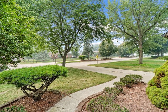 25872 Hunt Club Boulevard, Farmington, MI 48335