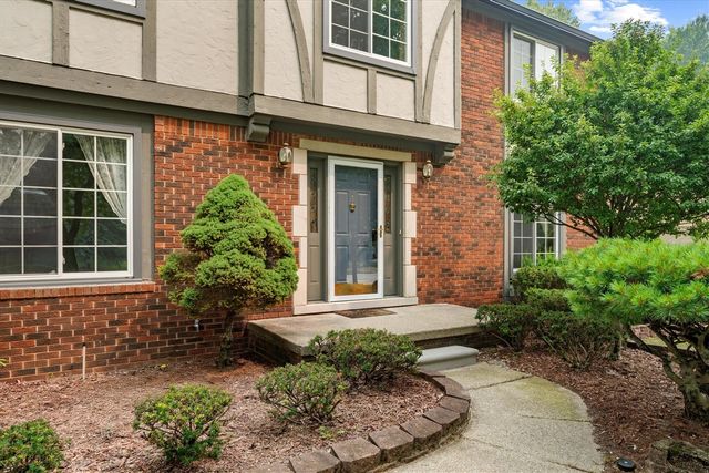 25872 Hunt Club Boulevard, Farmington, MI 48335