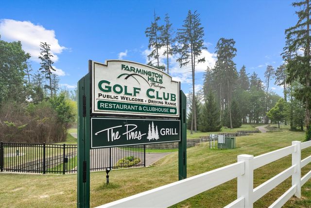 25872 Hunt Club Boulevard, Farmington, MI 48335