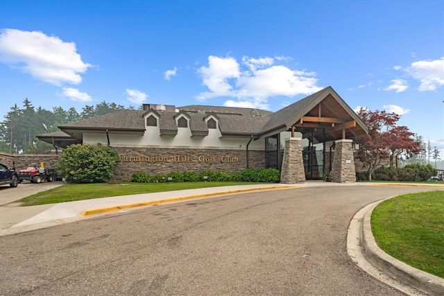 25872 Hunt Club Boulevard, Farmington, MI 48335