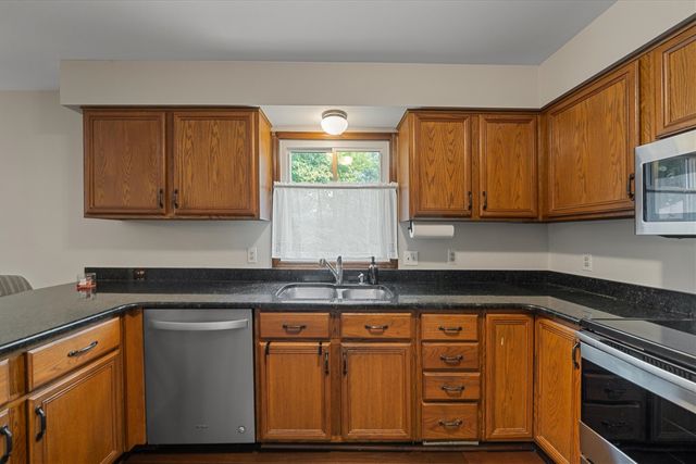 25872 Hunt Club Boulevard, Farmington, MI 48335