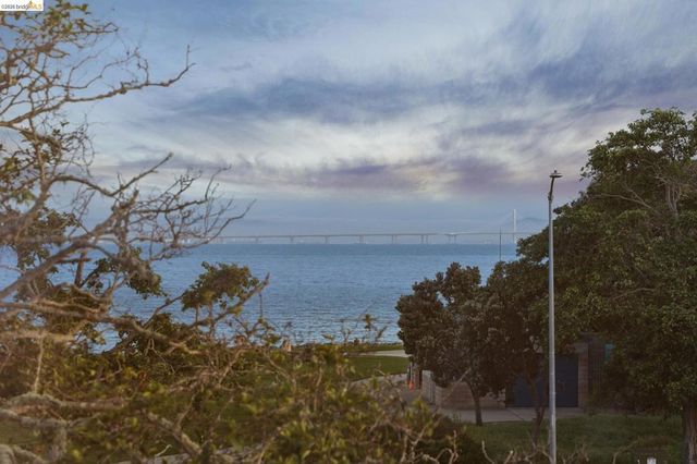 194 Lakeshore Ct, Richmond, CA 94804