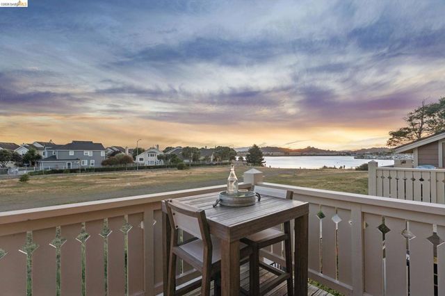 194 Lakeshore Ct, Richmond, CA 94804