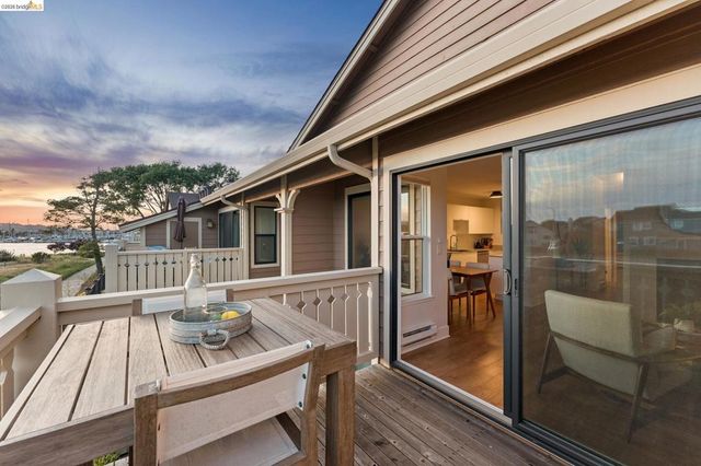 194 Lakeshore Ct, Richmond, CA 94804