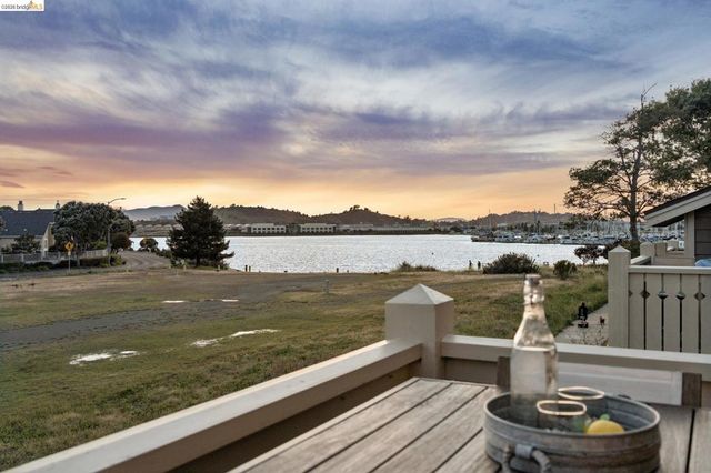 194 Lakeshore Ct, Richmond, CA 94804