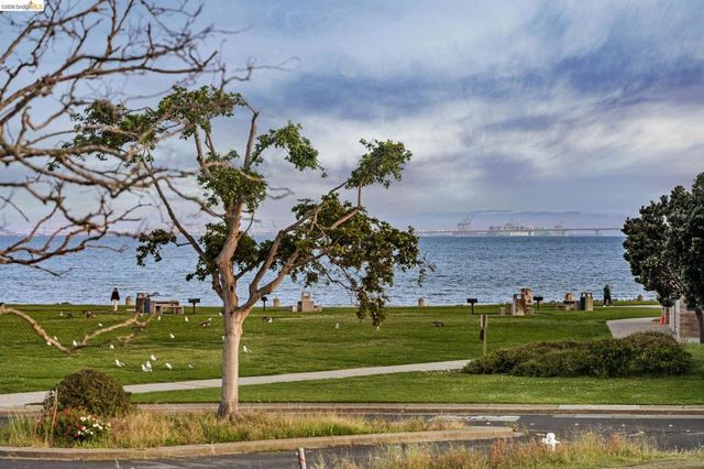 194 Lakeshore Ct, Richmond, CA 94804