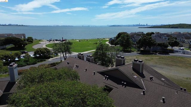 194 Lakeshore Ct, Richmond, CA 94804