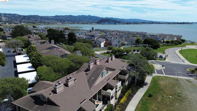 194 Lakeshore Ct, Richmond, CA 94804