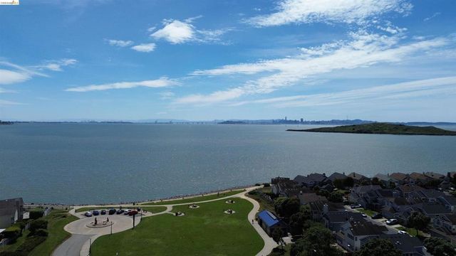 194 Lakeshore Ct, Richmond, CA 94804