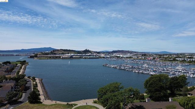 194 Lakeshore Ct, Richmond, CA 94804
