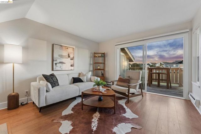 194 Lakeshore Ct, Richmond, CA 94804