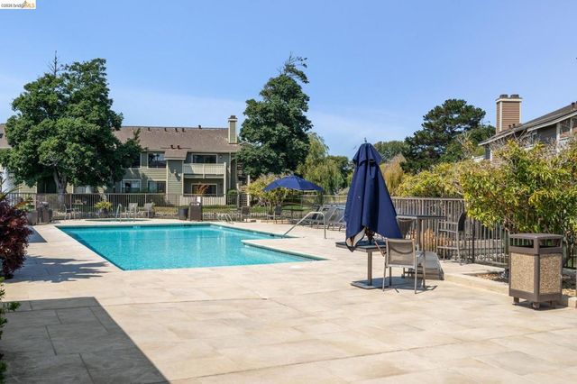 194 Lakeshore Ct, Richmond, CA 94804
