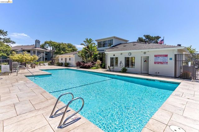 194 Lakeshore Ct, Richmond, CA 94804