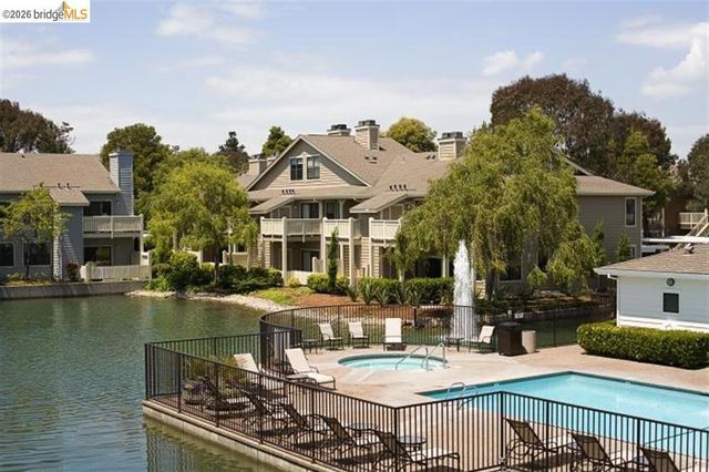 194 Lakeshore Ct, Richmond, CA 94804