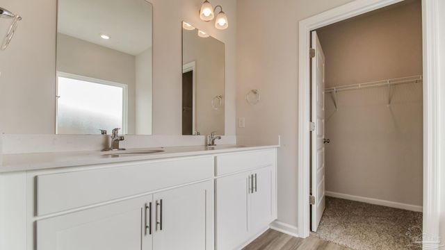 2043 Wiregrass St, Navarre, FL 32566