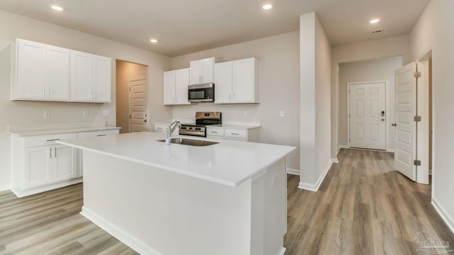 2043 Wiregrass St, Navarre, FL 32566