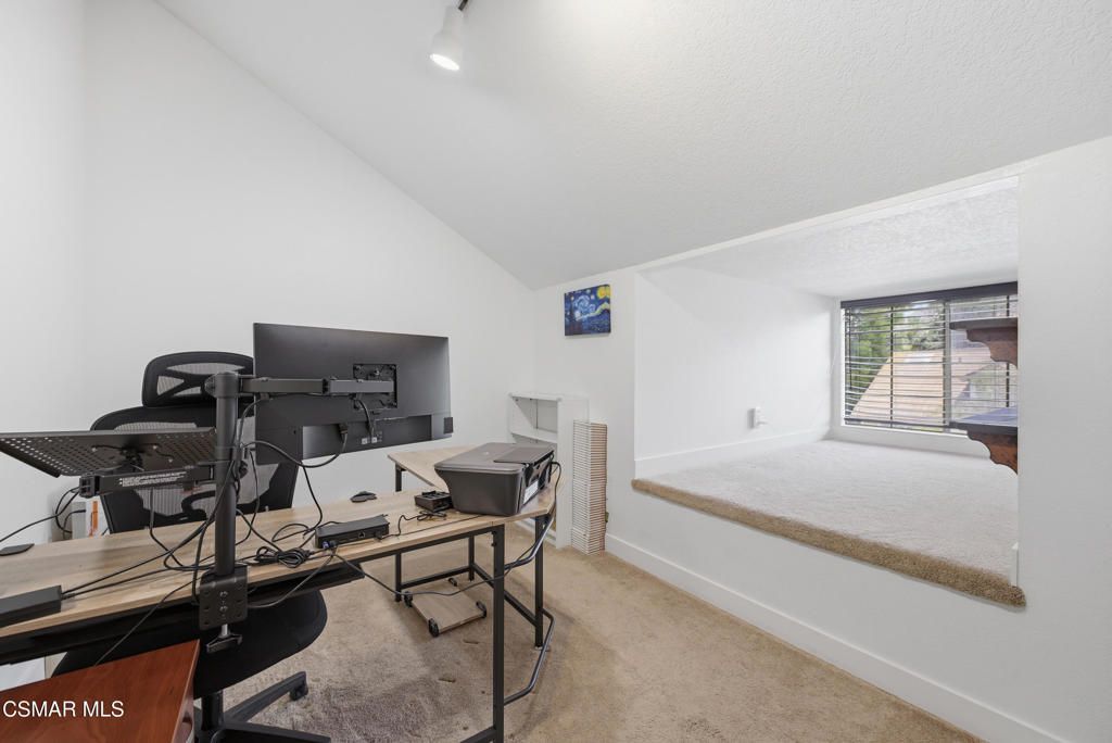 Image 15 of property listing at 29633 Strawberry Hill Drive, Agoura Hills, CA 91301