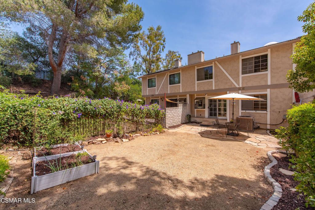 Image 21 of property listing at 29633 Strawberry Hill Drive, Agoura Hills, CA 91301