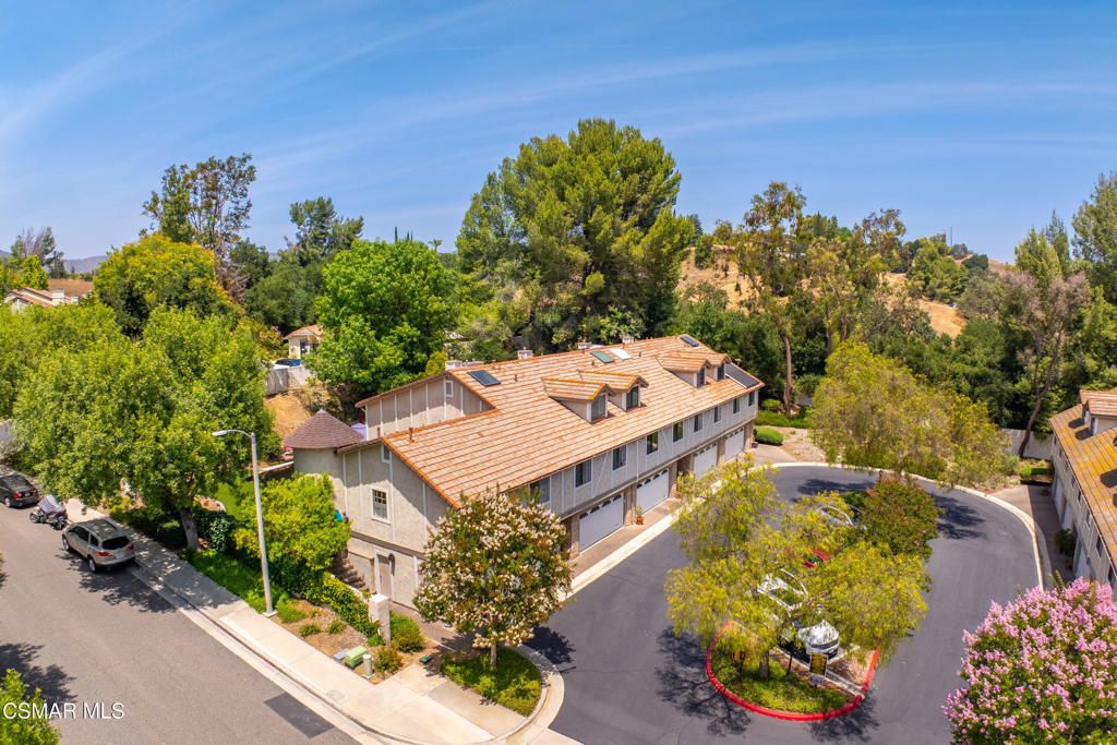 Image 23 of property listing at 29633 Strawberry Hill Drive, Agoura Hills, CA 91301