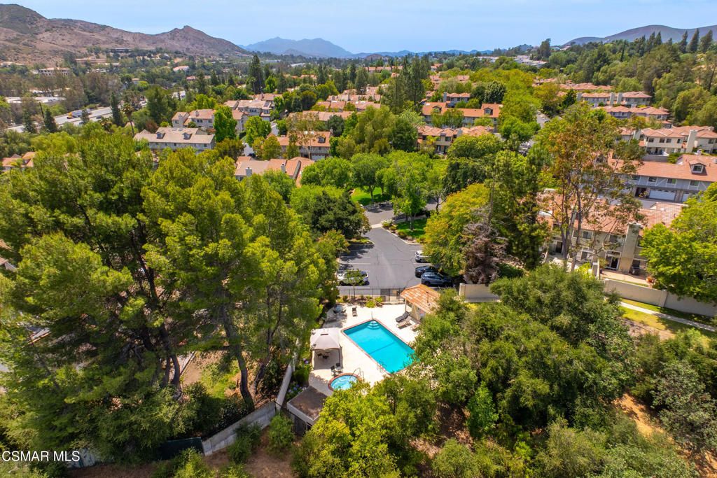 Image 24 of property listing at 29633 Strawberry Hill Drive, Agoura Hills, CA 91301