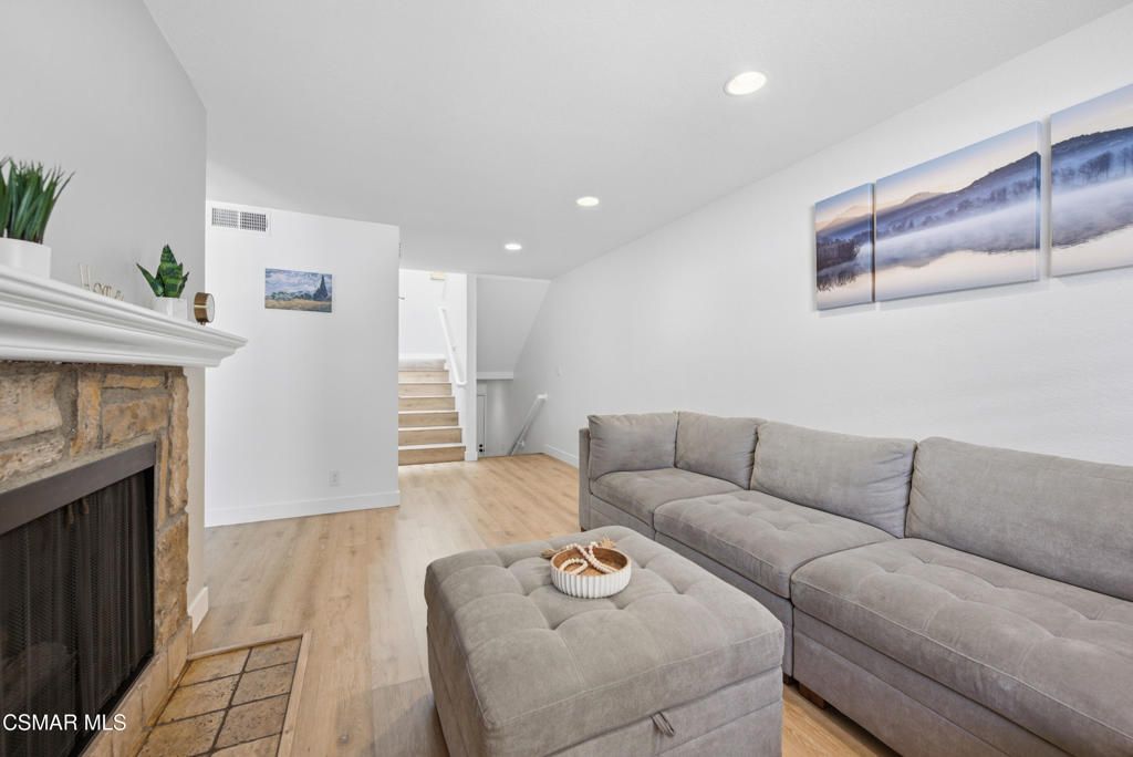 Image 3 of property listing at 29633 Strawberry Hill Drive, Agoura Hills, CA 91301