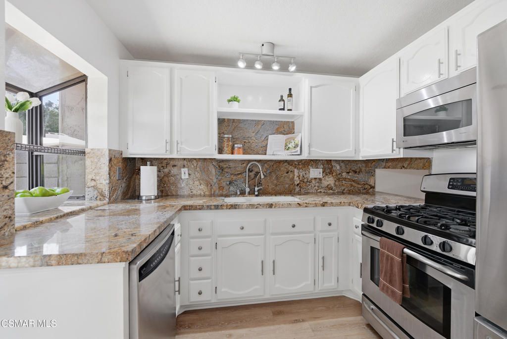 Image 7 of property listing at 29633 Strawberry Hill Drive, Agoura Hills, CA 91301