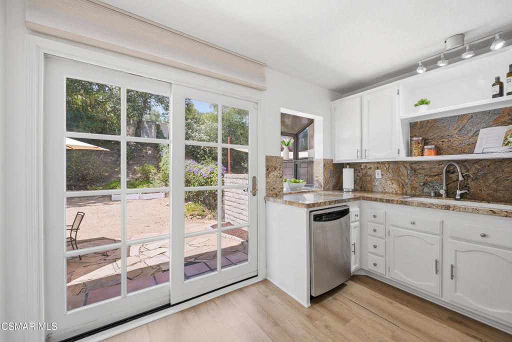 Image 8 of property listing at 29633 Strawberry Hill Drive, Agoura Hills, CA 91301