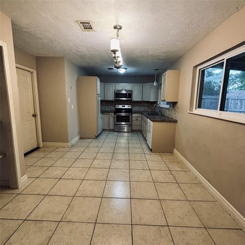 2902 19th Avenue N, Texas City, TX 77590
