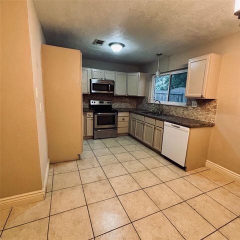2902 19th Avenue N, Texas City, TX 77590
