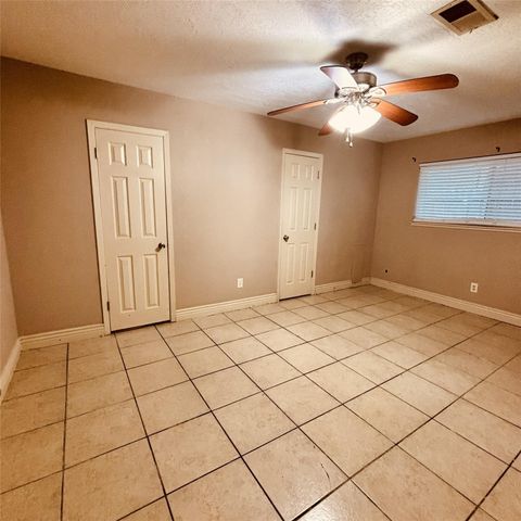 2902 19th Avenue N, Texas City, TX 77590
