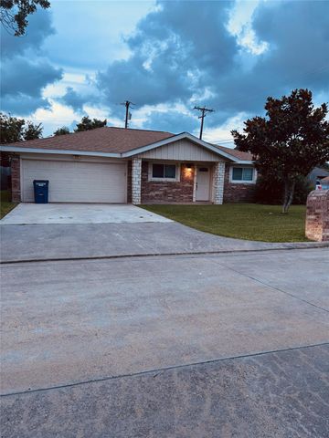 2902 19th Avenue N, Texas City, TX 77590