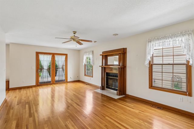 14025 Summit Drive, Clive, IA 50325