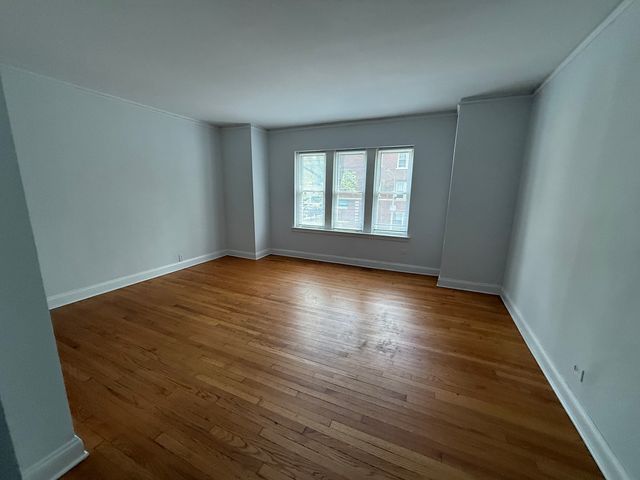 2002 W Jarvis Avenue 1, Chicago, IL 60645