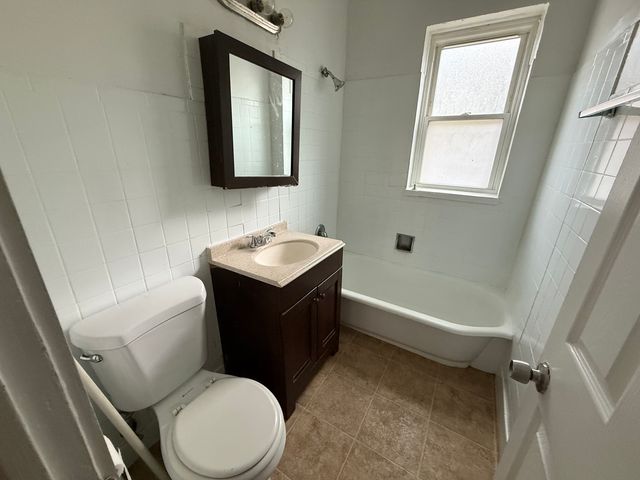 2002 W Jarvis Avenue 1, Chicago, IL 60645