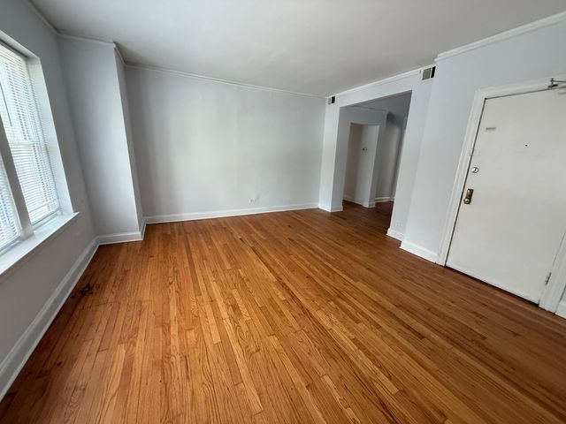 2002 W Jarvis Avenue 1, Chicago, IL 60645