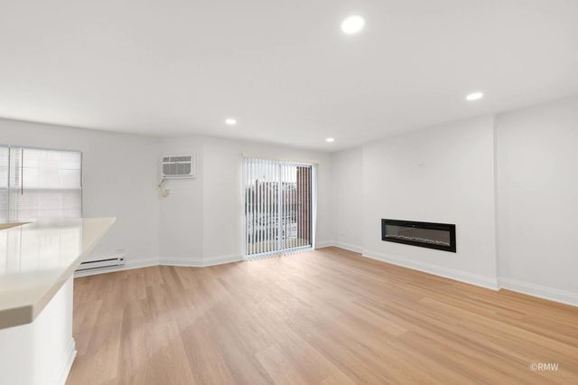 226 S Rush Street 2B, Itasca, IL 60143